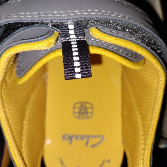 BRAND NEW PAIR OF CLARKS GIRLS SANDALS - Picture 3 of 6